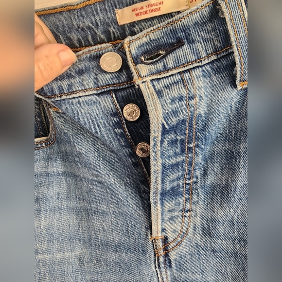 Levis Women's Wedgie Straight Medium Wash Button Fly Jeans Size 31 Inseam 26 - Picture 5 of 11
